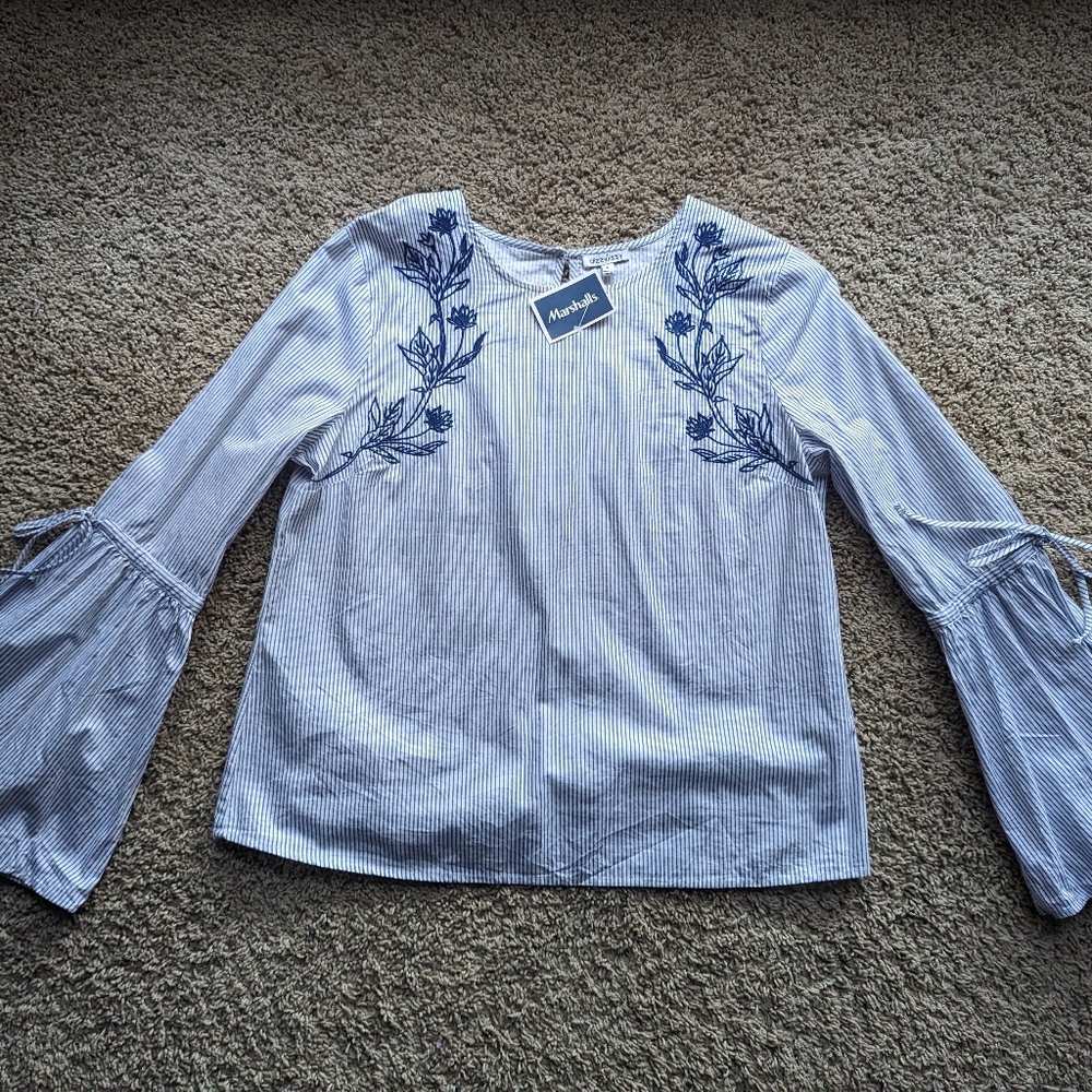 BNWT Blue and white striped top.
